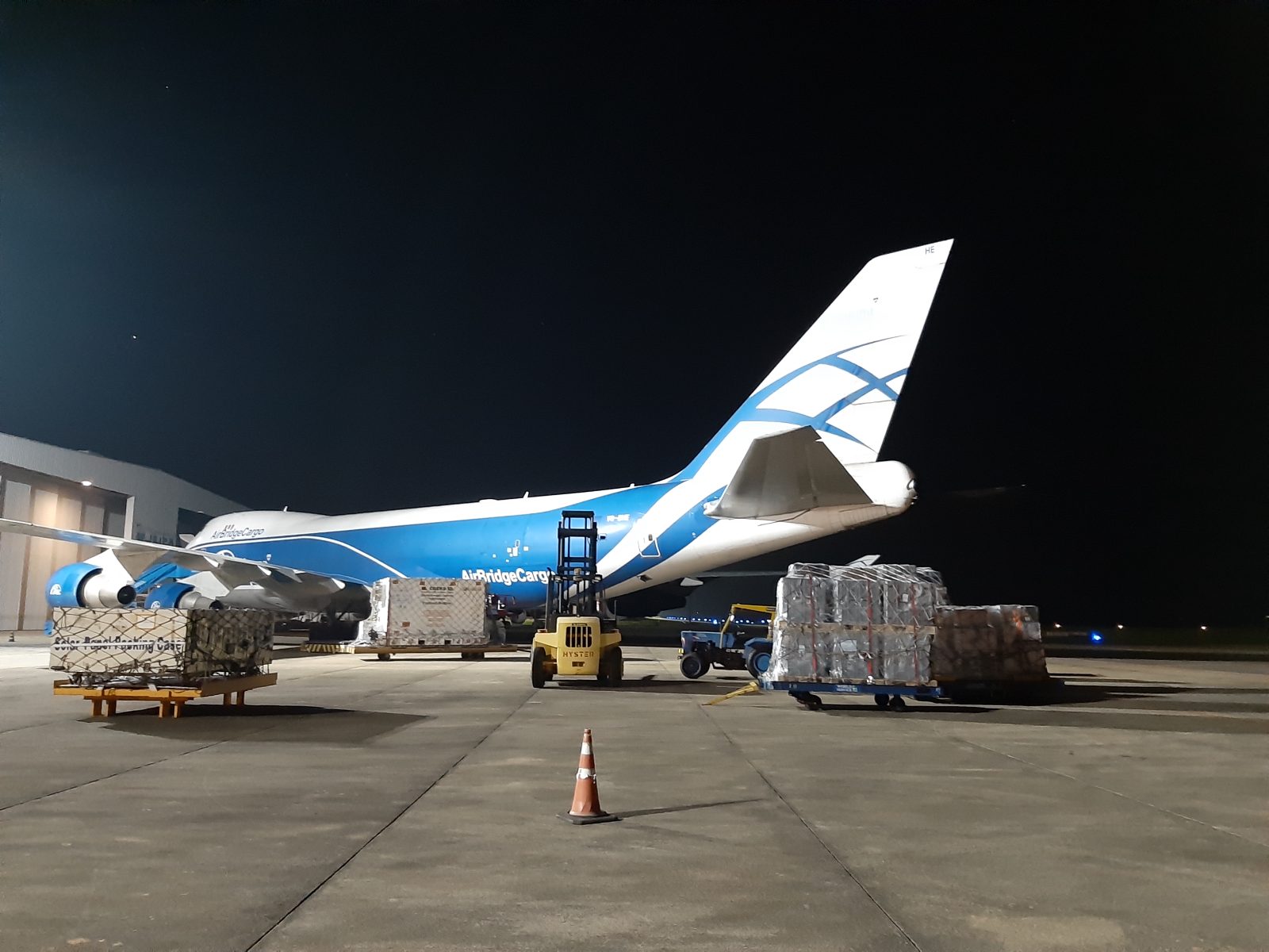 Aeronave cargueira Boeing 747 em carregamento