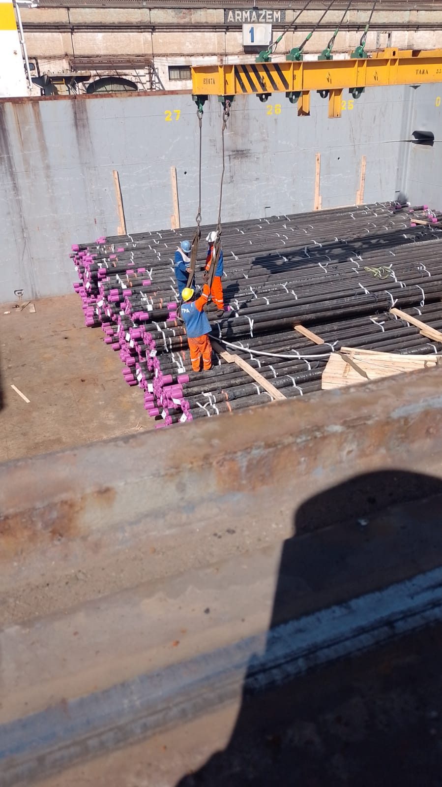 Equipe da Vision Log em operação de carga break bulk no porão de um navio