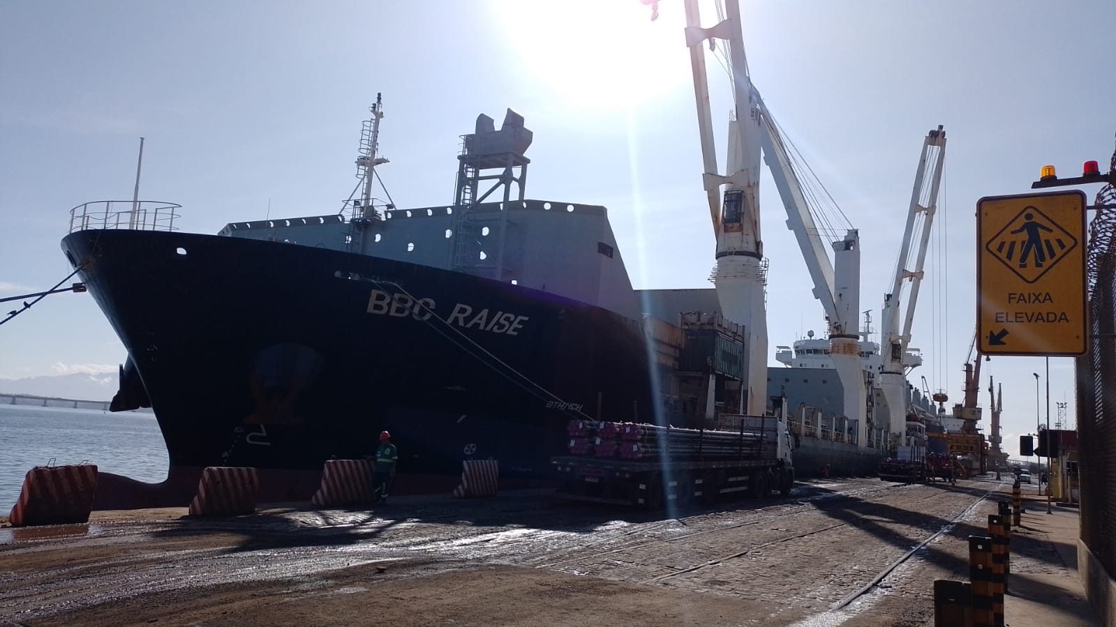 Navio de carga geral BBC Raise em operação portuária