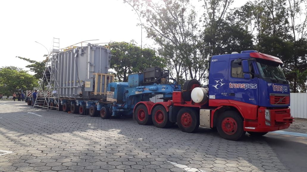 Transporte rodoviário de transformador super dimensionado
